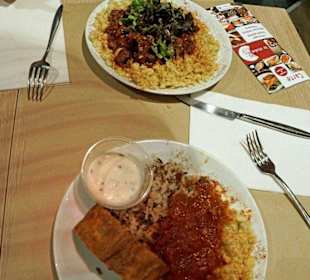 Gulasch (hinten), Fleischstrudel (vorne)