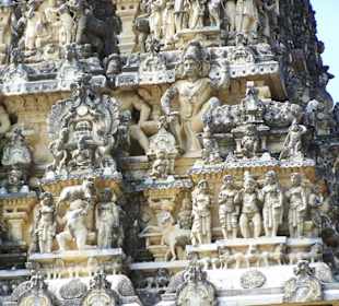 Figuren am Tempelturm