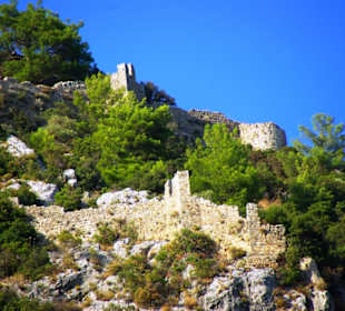 Oberhalb der alten Burganlage