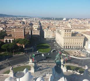 Ausblick vom Monument auf die Piazza Venezia