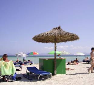 Strand mit Stand der Liegenvermieter