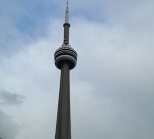 CN Tower von unten 553 M hoch 