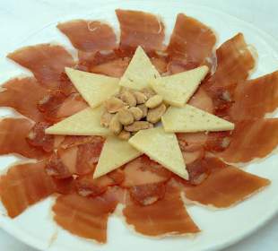 Plato de jamón, queso y almendras