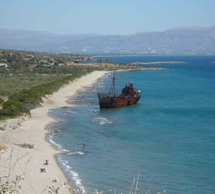 Strand bei Gythion mit Schiffswrack