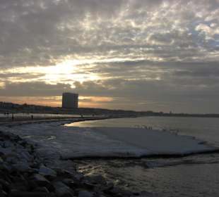 Blick von der Mole aufs Hotel Neptun