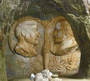 Pabst Johannes der 23. und J.F. Kennedy  in Stein