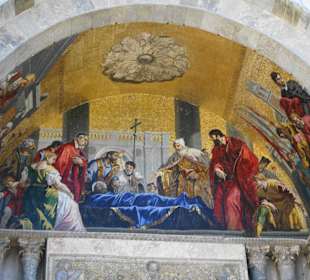 Bilder im Eingangsbereich Markusdom