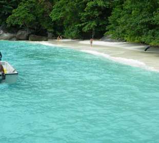 Strahlend Blaues Wasser, Weißer feiner Sand