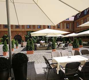 Es ist angenehm im Innenhof