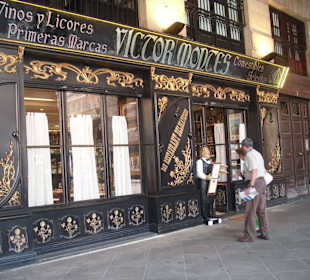 In den Arkarden der Plaza Nueva