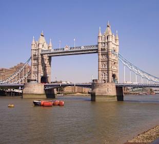 Tower Bridge bei klarem Himmel
