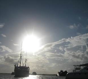 Viele Schiffe weit draußen Ebbe