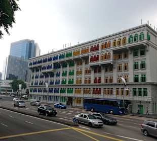 Wohnhaus mit bunten Fensterläden