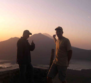 Auf dem Vulkan Gunung Batur vor Sonnenaufgang