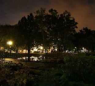 Planty nocą, w tle ulica Basztowa