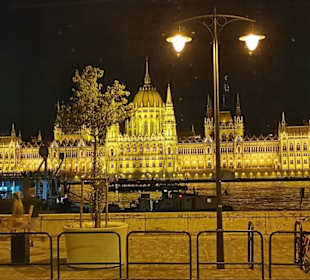 Budapest Parlament bei Nacht