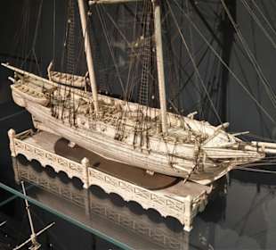 In der Schatzkammer des IMM mit Elfenbeinmodellen