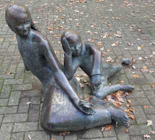 Ansichten der Erdbeerpflückerin mit Kindern