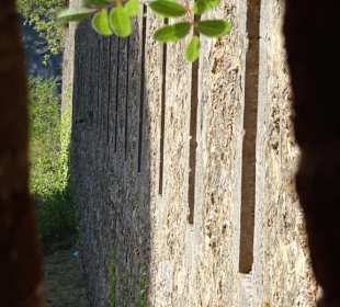 Schießscharten an der Mauer des Fort Liberia