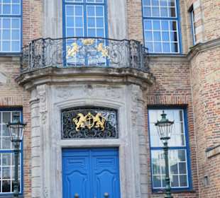 Der historische Eingand mit Balkon