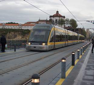 Die Metro auf der Ponte Dom Luis Brücke