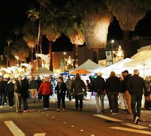 Villagefest auf der "Palm Canyon Drive“. 