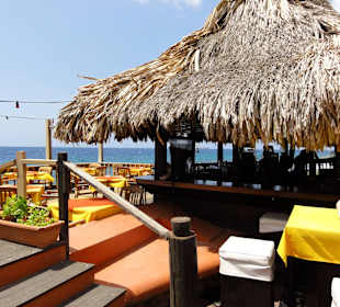 Bar und Plätze der Terrasse im Grill King