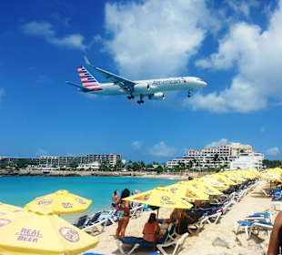 Delta Airline über dem Strand