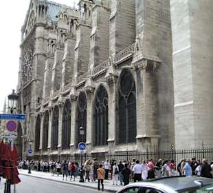 Schlangestehen an der Notre Dame