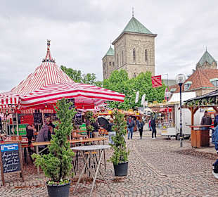 Blick zum Dom und zu den Karussells