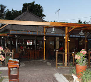 Yessy Cafe Lombok Senggigi Beach
