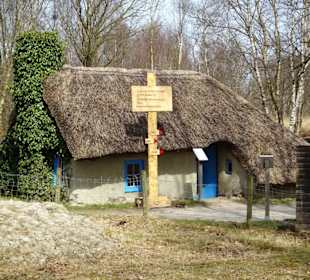 Lehmhütte auf dem Außengelände