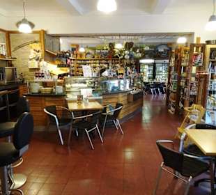 Blick in den Verkaufsraum des Feinkostgeschäftes