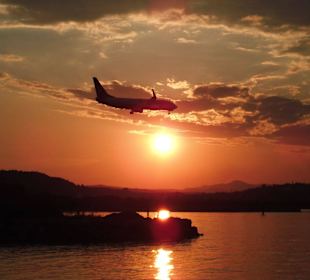 Sonnenuntergang mit Flieger
