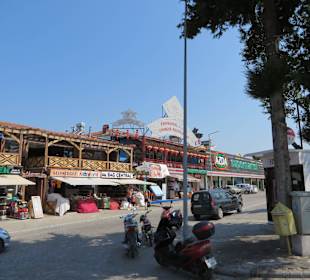 Tagsüber sind alle am Strand oder Pool