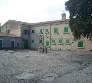 Im Innenhof, der Bereich zum Nächtigen