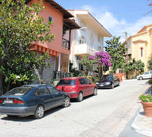 Straße zur Dorfkirche von Sarti