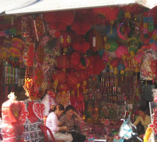Ladenstraße mit Tempellampions und Zubehör.