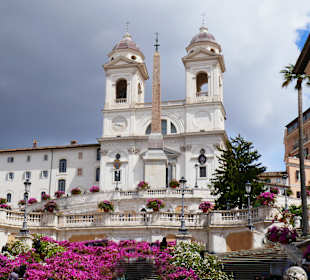 Fontana di Trevi mit Obelisk und Kirche