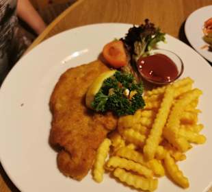 Schnitzel mit Pommes 13,40 €