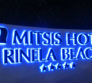 Hotelschild bei Nacht