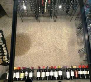 Im Eingangs geht sieht man unter einer Glasplatte 