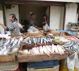 Fischhandel in brütener Sonne