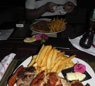Lecker Grillspieß und Currywurst... hmmm