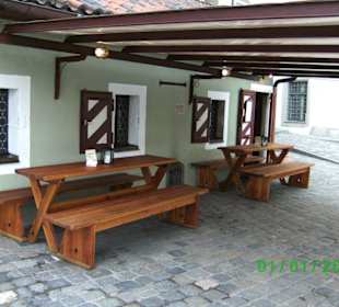 Kleiner Biergarten beim Eingang