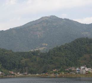 Sarangkot von Lake Side aus gesehen
