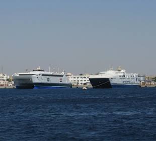 2 Gigantische Fähren am Hafen 