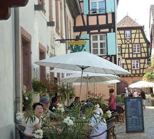 Kleine Gasse mit Weinstuben