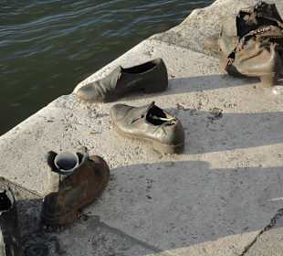 Schuhe am Donauufer