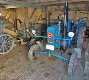 Landwirtschaftliche Geräte im Schuppen